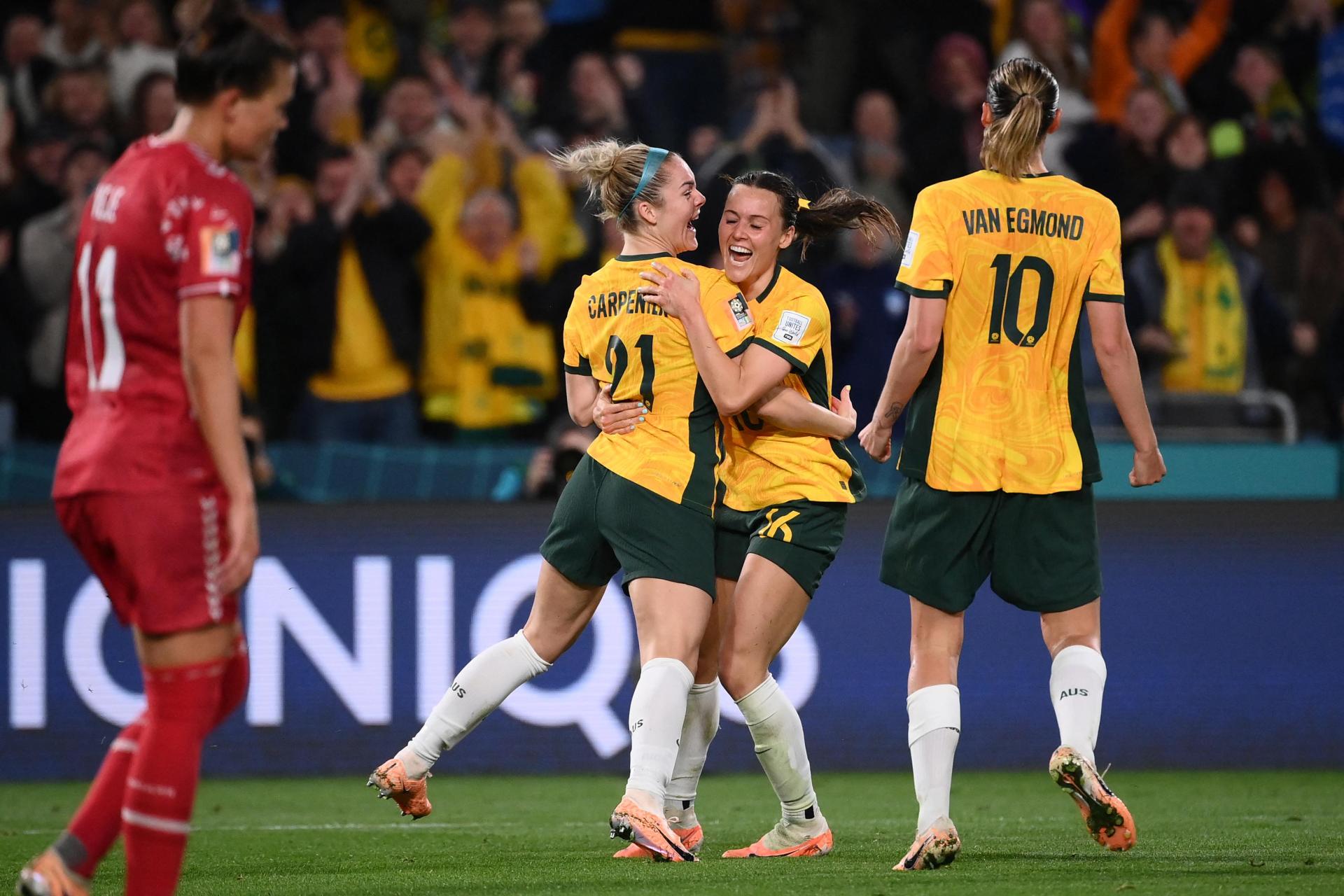 Australia reach World Cup quarter-finals as Kerr makes comeback