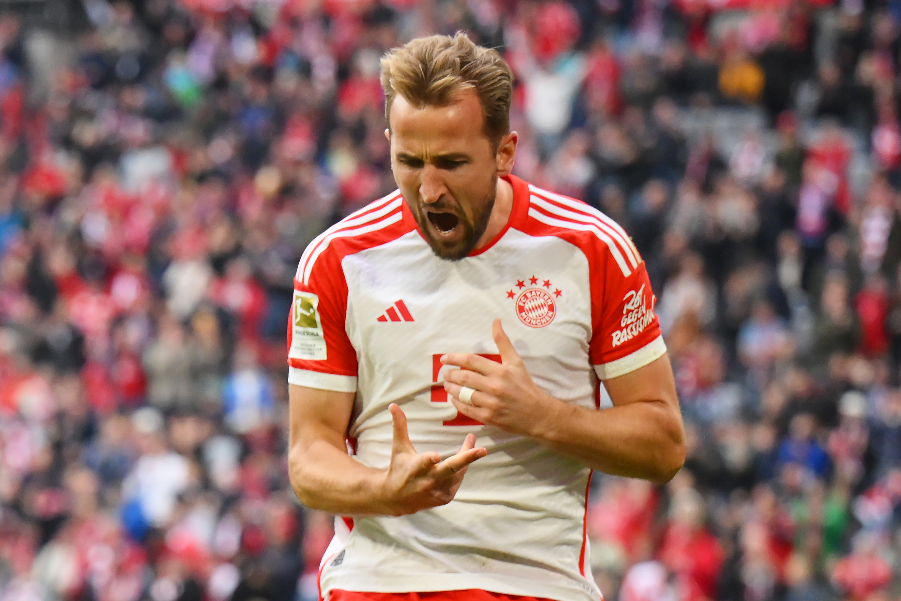 Kane scores as Bayern win on night of tributes to Beckenbauer